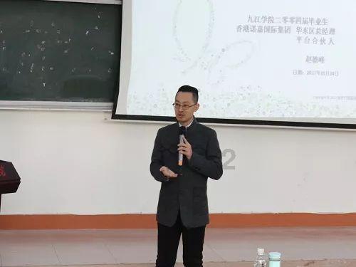 1月18日,江西赣州,草莓摊主起争执,互投掷草莓